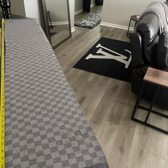 Stylish and elegant Gray Checkered Beanie and Scarf Set with gift box. - Picture 5 of 8